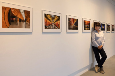 Monika Egerer in der Ausstellung mit ihrer portfolio Arbeit